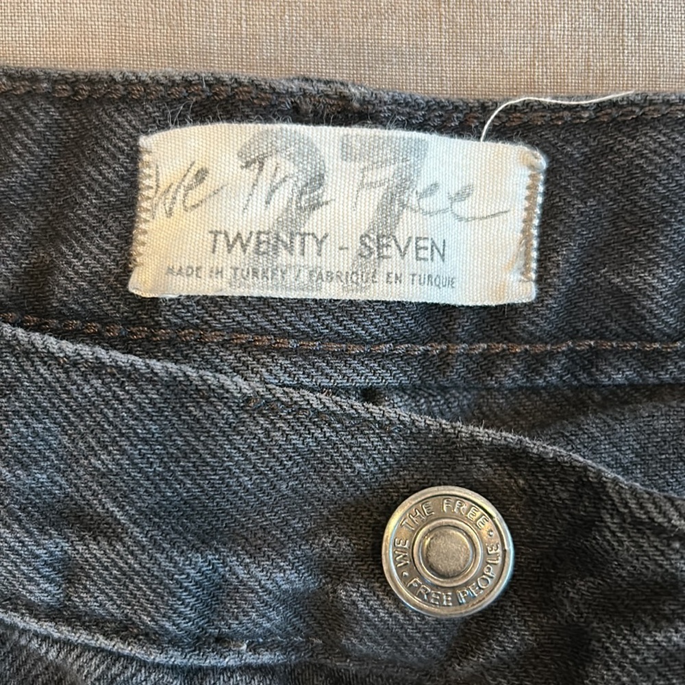 We The Free distressed mid rise straight crop. Size 27 - Picture 4 of 4